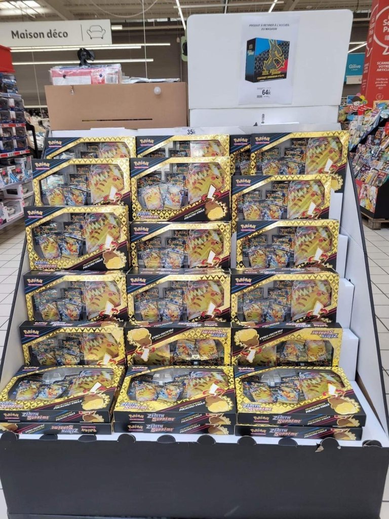 Coffrets Pikachu VMAX de Zénith Suprême disponibles en rayon chez Auchan Calais